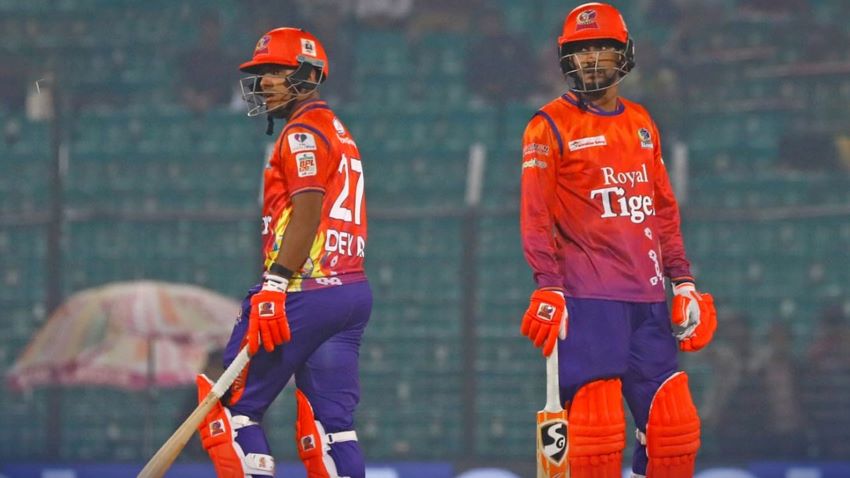 নিয়ম ভেঙেও কীভাবে বিদেশি ক্রিকেটার ছাড়াই খেলছে রাজশাহী?